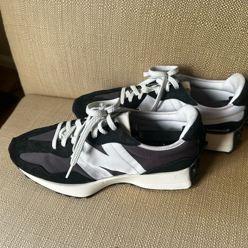 New Balance Black and White Athletic Shoes   Size 9  NB 327